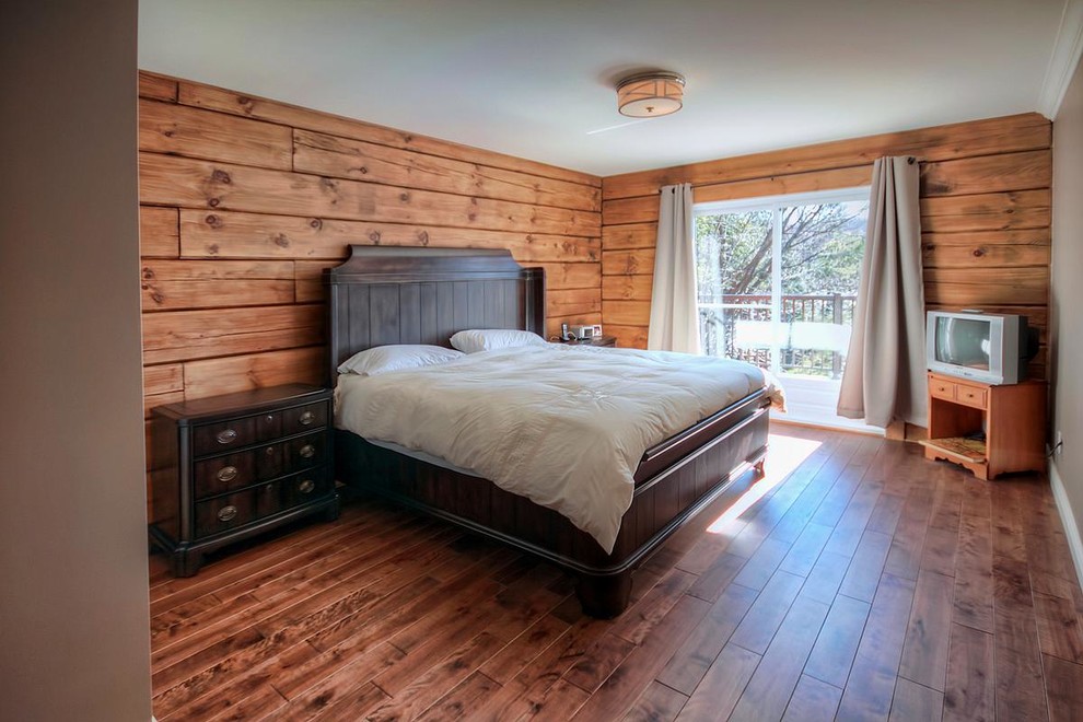 Saint-Sauveur - Dove Tail Log Home - Traditional - Bedroom - Montreal ...