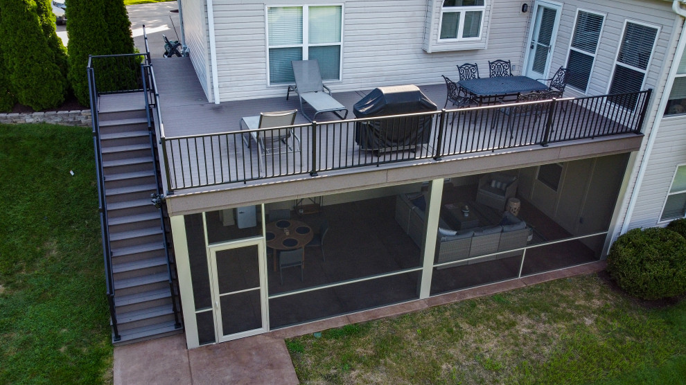 Свежая идея для дизайна: терраса среднего размера на заднем дворе, на втором этаже с перегородкой для приватности и металлическими перилами - отличное фото интерьера