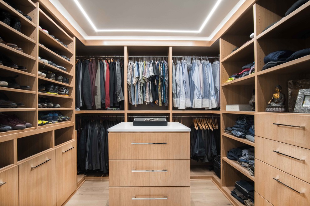 Example of a minimalist closet design