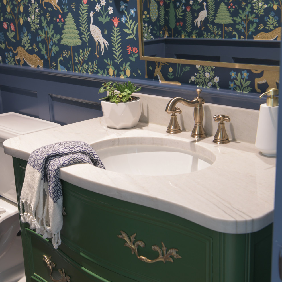 Idéer för ett mellanstort klassiskt vit toalett, med möbel-liknande, gröna skåp, blå väggar, mellanmörkt trägolv, ett undermonterad handfat, bänkskiva i kvarts och brunt golv