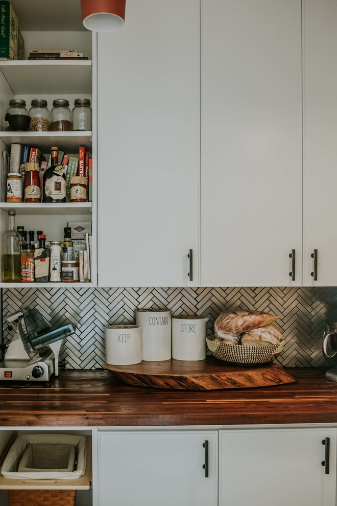 Example of a transitional home design design in Toronto