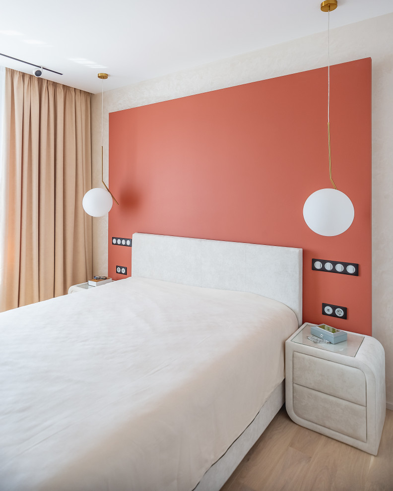 Идея дизайна: хозяйская спальня в современном стиле с красными стенами и светлым паркетным полом