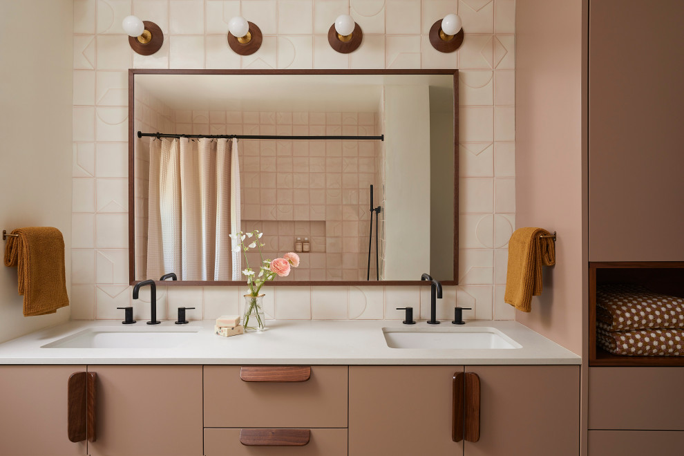 Идея дизайна: детская ванная комната среднего размера в стиле ретро с плоскими фасадами, коричневыми фасадами, ванной в нише, душем над ванной, унитазом-моноблоком, белой плиткой, керамической плиткой, белыми стенами, полом из терраццо, врезной раковиной, столешницей из искусственного кварца, коричневым полом, шторкой для ванной, серой столешницей, нишей, тумбой под две раковины и встроенной тумбой