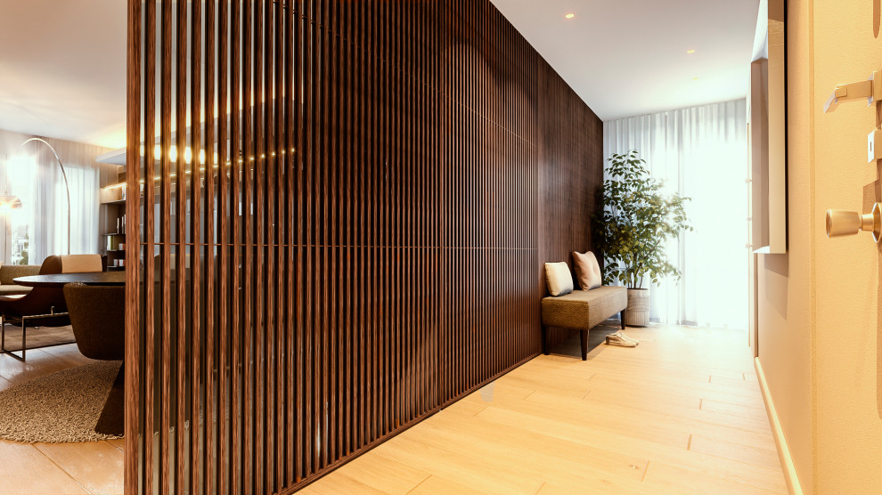Стильный дизайн: большой коридор в современном стиле с разноцветными стенами, деревянным полом, бежевым полом, многоуровневым потолком и панелями на части стены - последний тренд