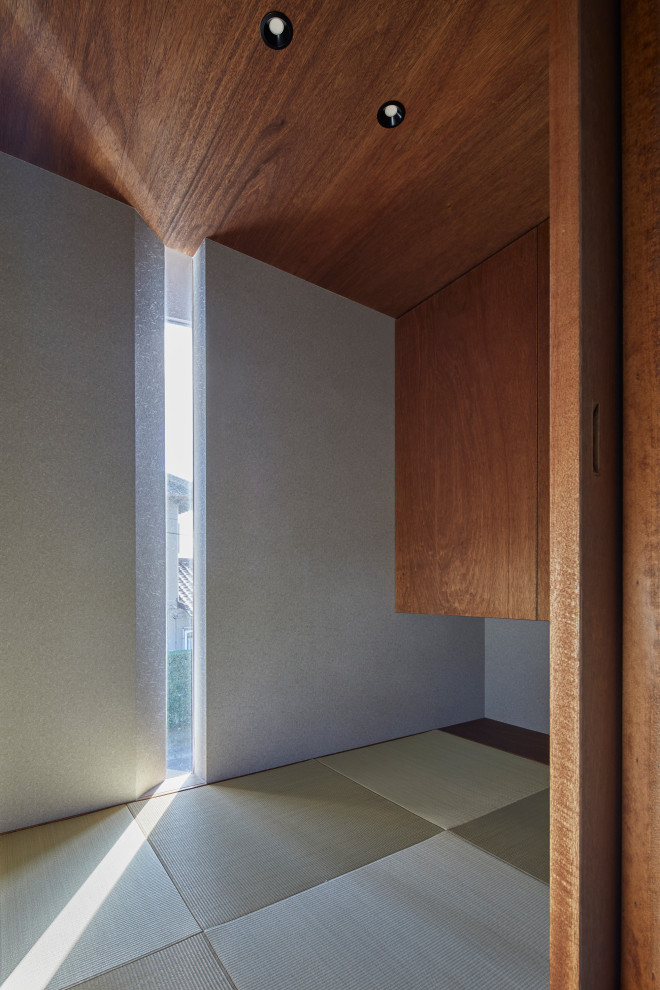 Inspiration pour une petite chambre d'amis avec un mur gris, un sol de tatami, un sol vert, un plafond en bois et du papier peint.