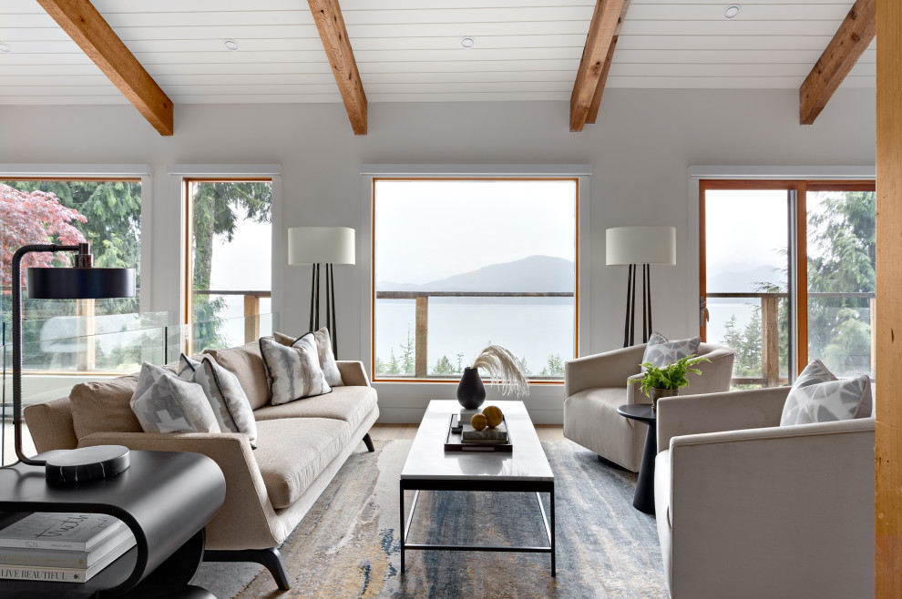 Mittelgroßes, Fernseherloses, Offenes Modernes Wohnzimmer ohne Kamin mit weißer Wandfarbe, hellem Holzboden, beigem Boden, freigelegten Dachbalken, Holzdielendecke und gewölbter Decke in Vancouver