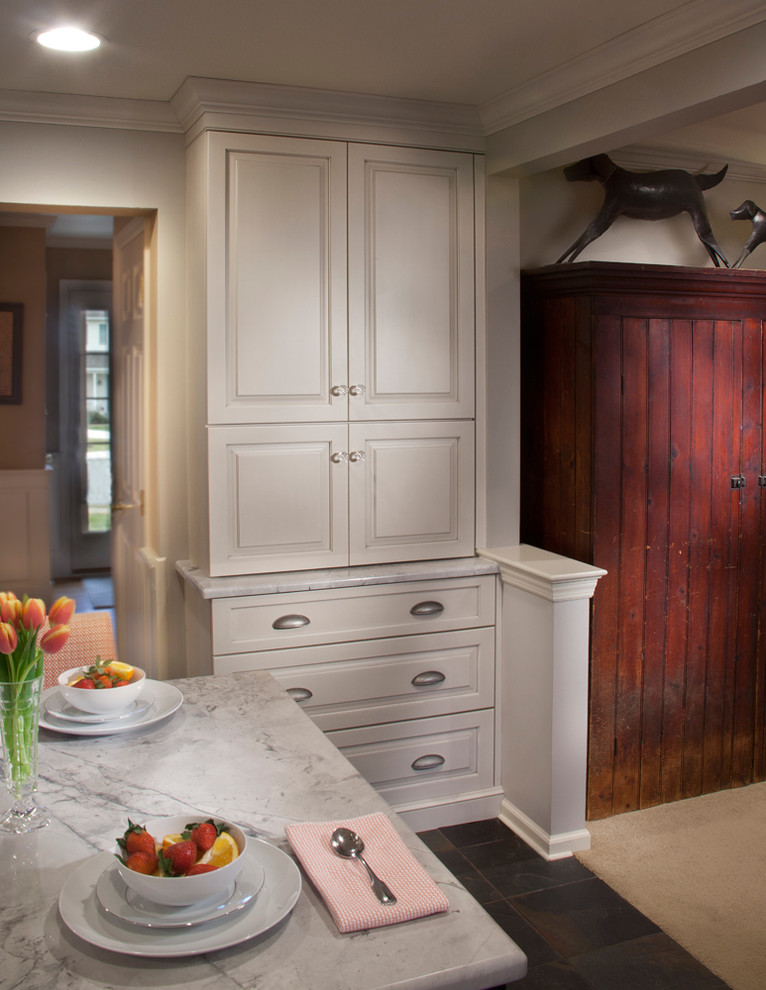Kitchen - transitional kitchen idea