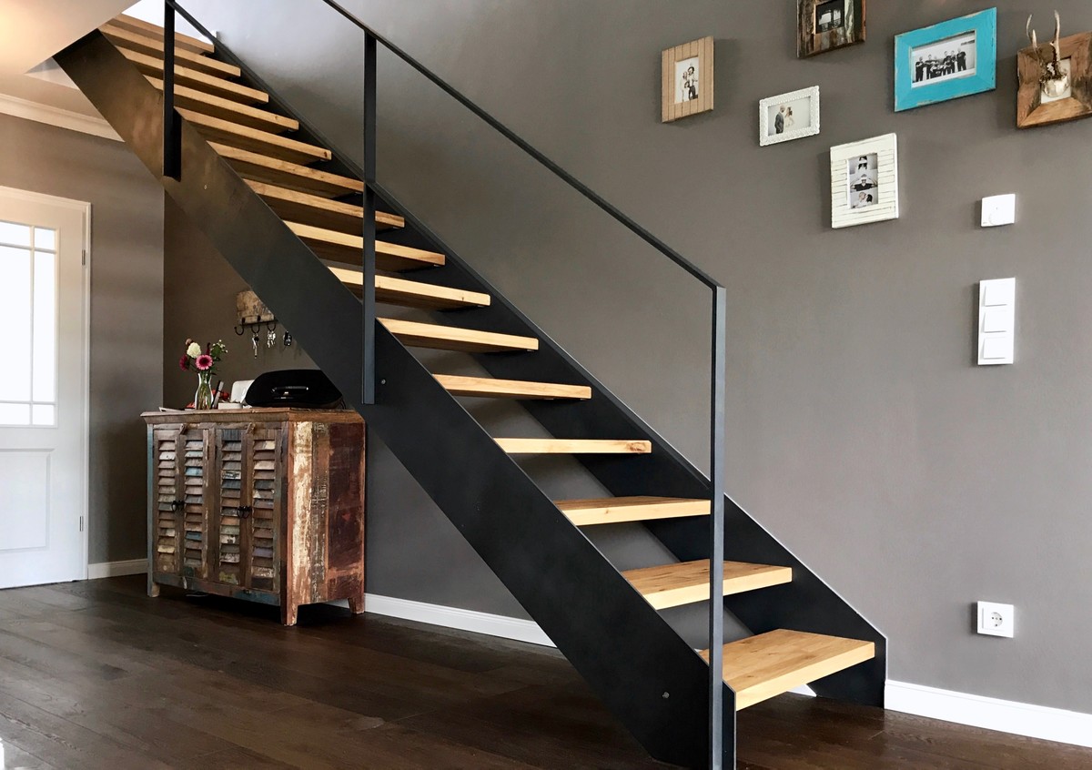 Gerade, Mittelgroße Industrial Holztreppe mit Stahlgeländer und offenen Setzstufen in Sonstige