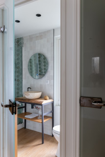 Светлый дизайн для маленькой ванны