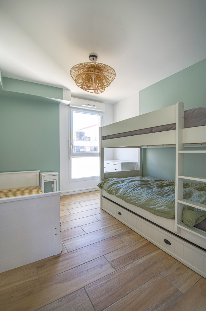 Kleines, Neutrales Maritimes Kinderzimmer mit Schlafplatz, grüner Wandfarbe, Keramikboden und beigem Boden in Montpellier