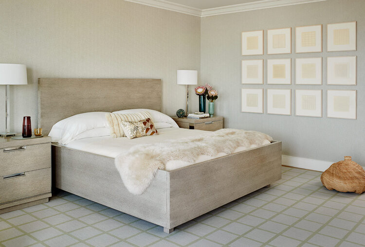 Ejemplo de dormitorio principal contemporáneo de tamaño medio sin chimenea con paredes beige
