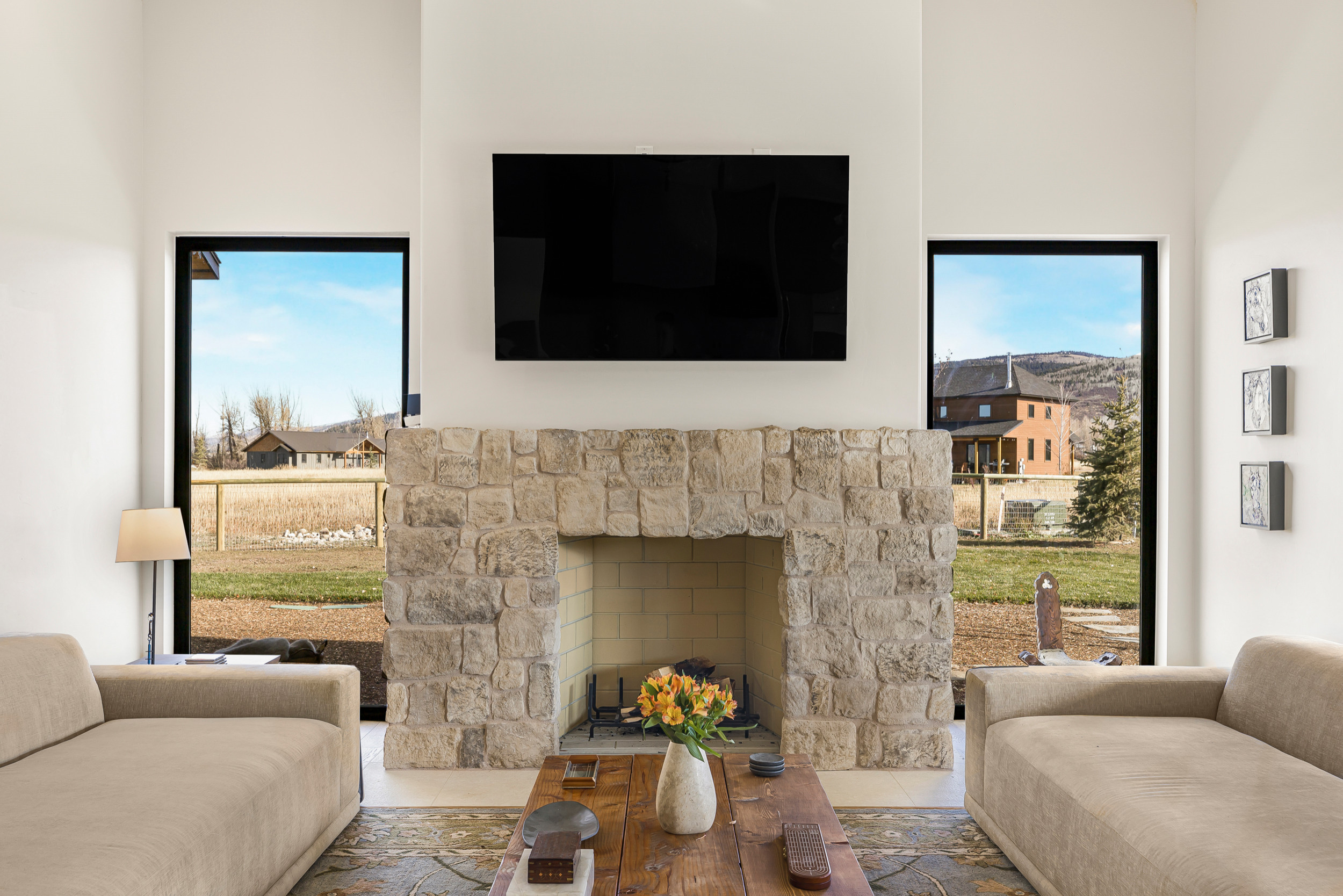 Example of a living room design in Other