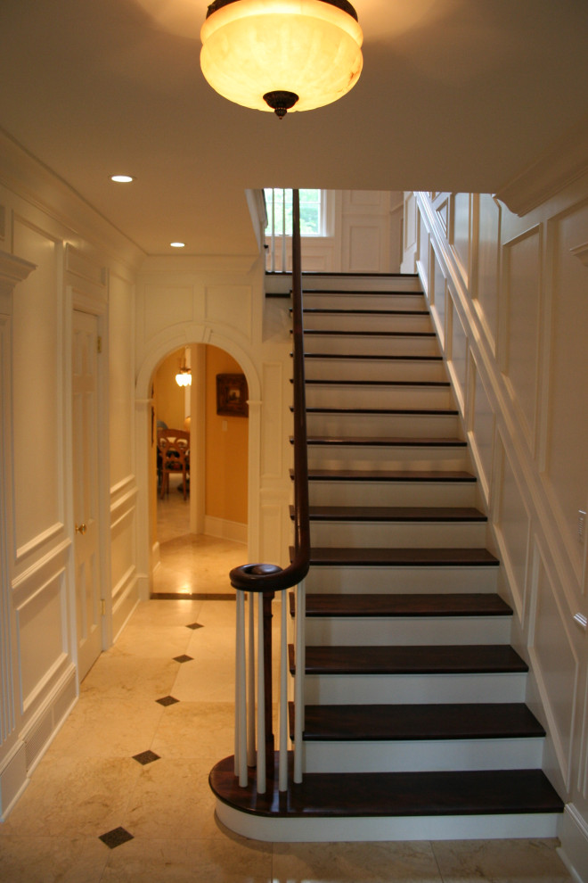Transitional entryway photo in Omaha