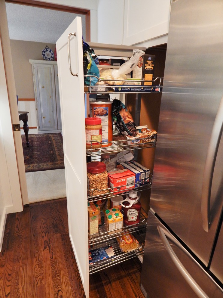 Example of a transitional home design design in Seattle