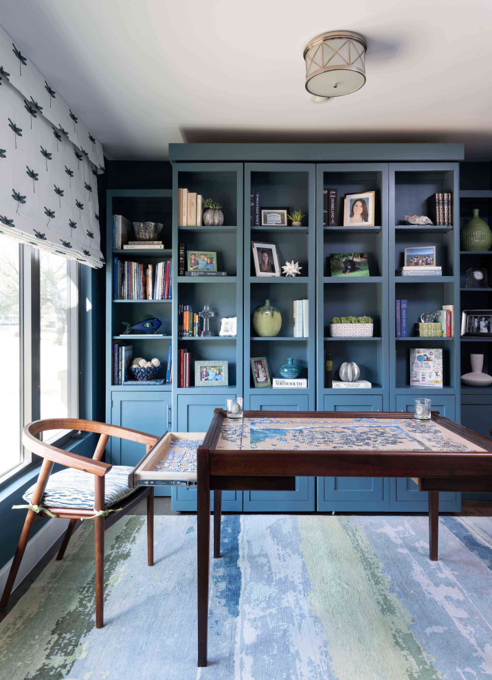 Kleines Retro Gästezimmer mit braunem Holzboden, braunem Boden und blauer Wandfarbe in Dallas