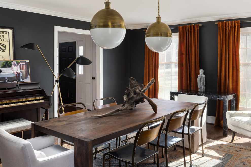 Mittelgroße Klassische Wohnküche mit schwarzer Wandfarbe, braunem Holzboden, Kamin, Kaminumrandung aus Holz und braunem Boden in Baltimore