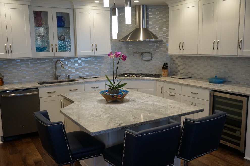 Kitchen - mid-sized transitional u-shaped medium tone wood floor and brown floor kitchen idea with an undermount sink, shaker cabinets, white cabinets, granite countertops, multicolored backsplash, mosaic tile backsplash, stainless steel appliances, an island and gray countertops