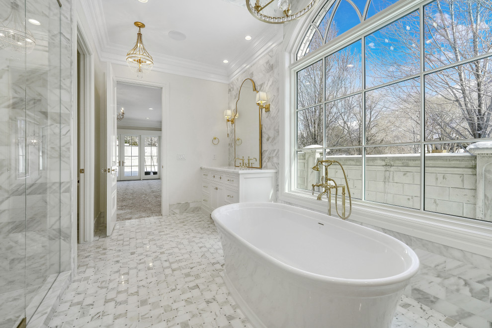 Идея дизайна: огромная главная ванная комната со стиральной машиной с фасадами с утопленной филенкой, белыми фасадами, отдельно стоящей ванной, открытым душем, унитазом-моноблоком, серой плиткой, мраморной плиткой, белыми стенами, мраморным полом, врезной раковиной, мраморной столешницей, серым полом, душем с распашными дверями, белой столешницей, тумбой под две раковины и встроенной тумбой