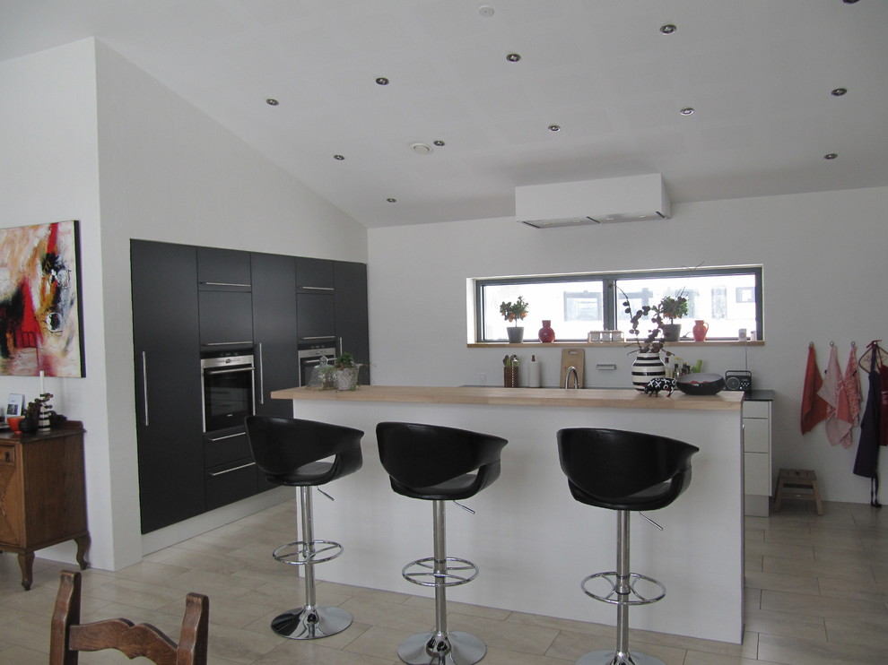 This is an example of a scandinavian kitchen in Esbjerg.
