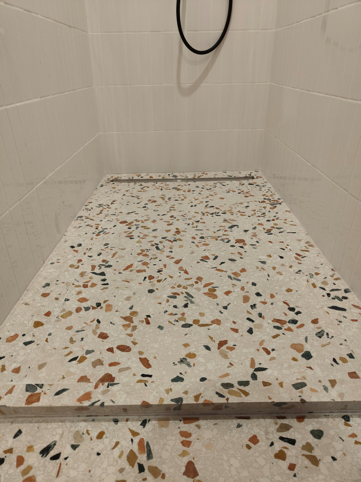 Idee per una stanza da bagno padronale moderna con pareti arancioni, pavimento alla veneziana, top in legno e un lavabo