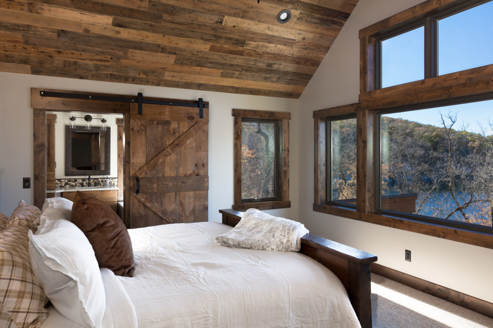 Exemple d'une chambre montagne avec un plafond en bois.
