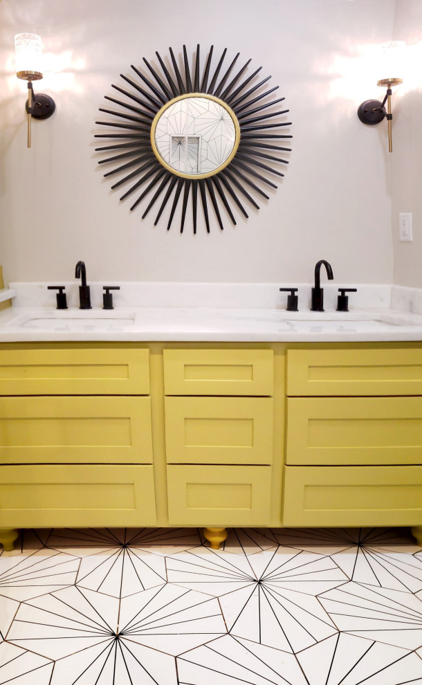 На фото: главная ванная комната среднего размера в стиле модернизм с фасадами в стиле шейкер, желтыми фасадами, двойным душем, унитазом-моноблоком, белой плиткой, керамической плиткой, серыми стенами, полом из керамической плитки, врезной раковиной, мраморной столешницей, белым полом, душем с распашными дверями, белой столешницей, сиденьем для душа, тумбой под две раковины и напольной тумбой с