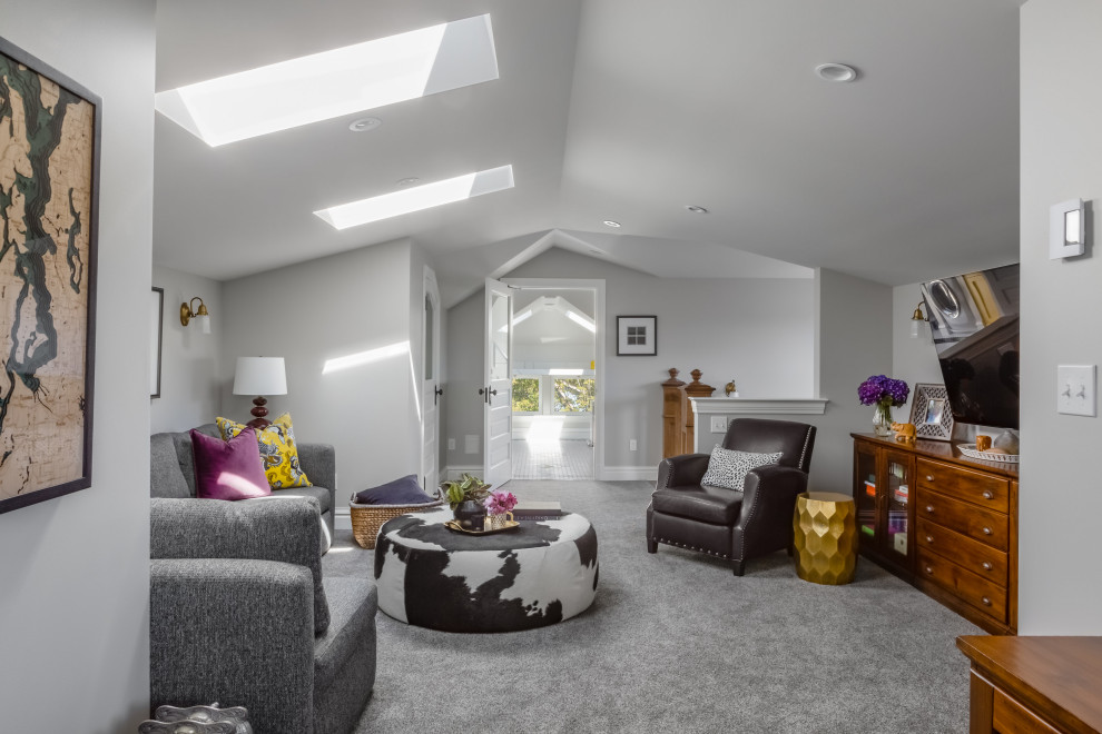 Foto di un soggiorno stile americano di medie dimensioni e stile loft con pareti grigie, moquette, TV autoportante, pavimento grigio e soffitto a volta