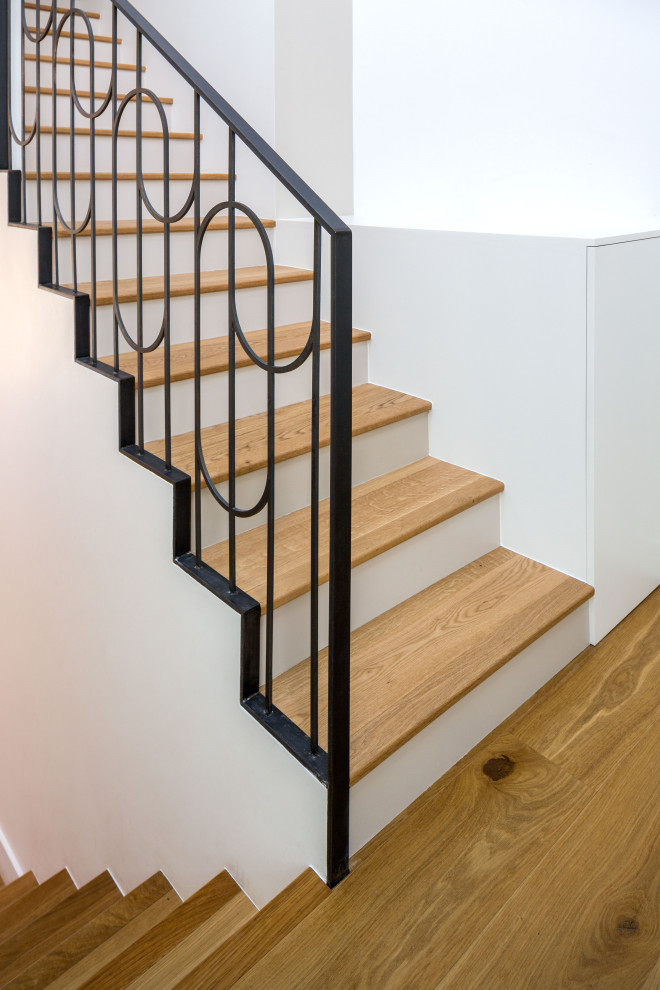 Идея дизайна: прямая лестница в современном стиле с деревянными ступенями и металлическими перилами