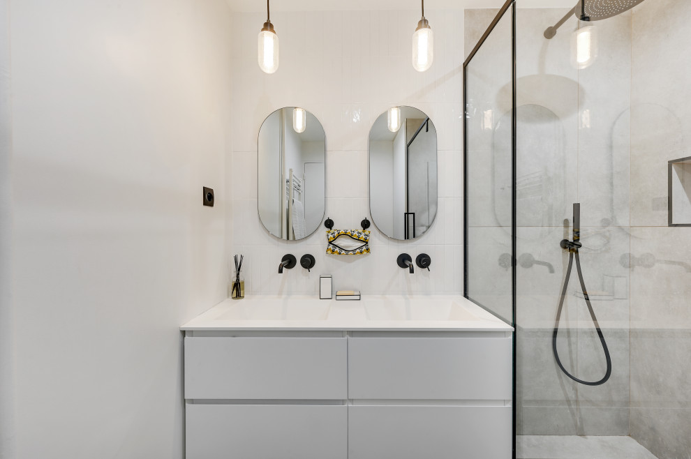 Ejemplo de cuarto de baño doble moderno con puertas de armario blancas, ducha a ras de suelo, lavabo suspendido, ducha con puerta con bisagras y encimeras blancas