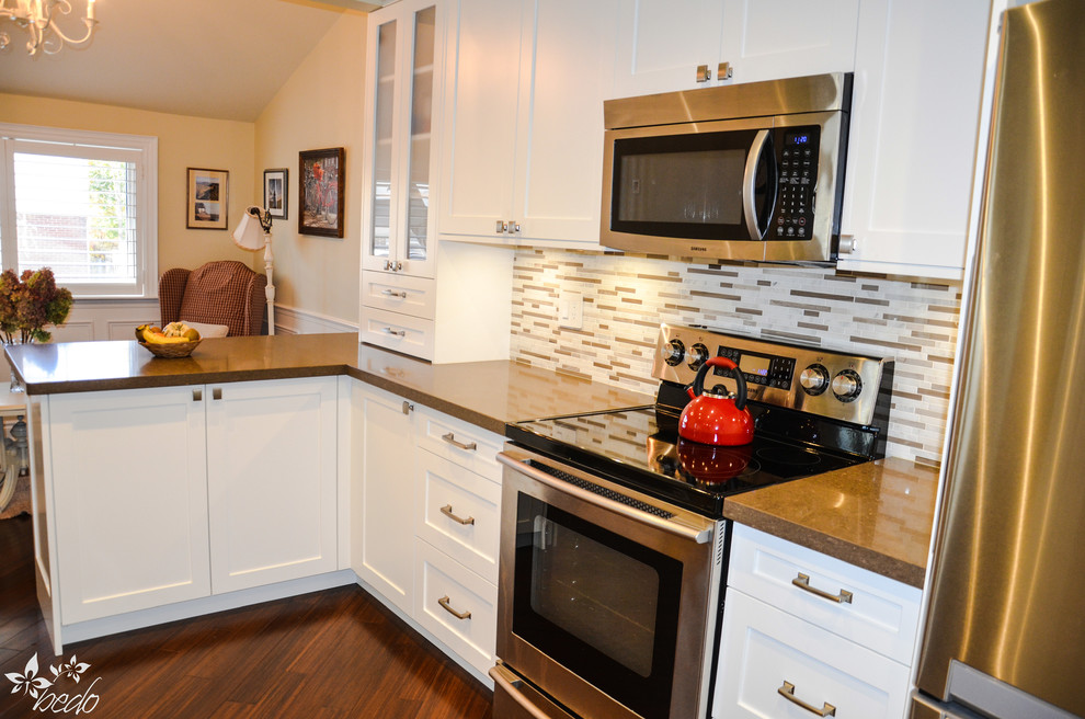 Transitional kitchen photo in Toronto