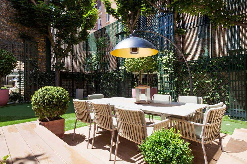 Medium sized modern back ground level terrace in Paris with a potted garden and no cover.