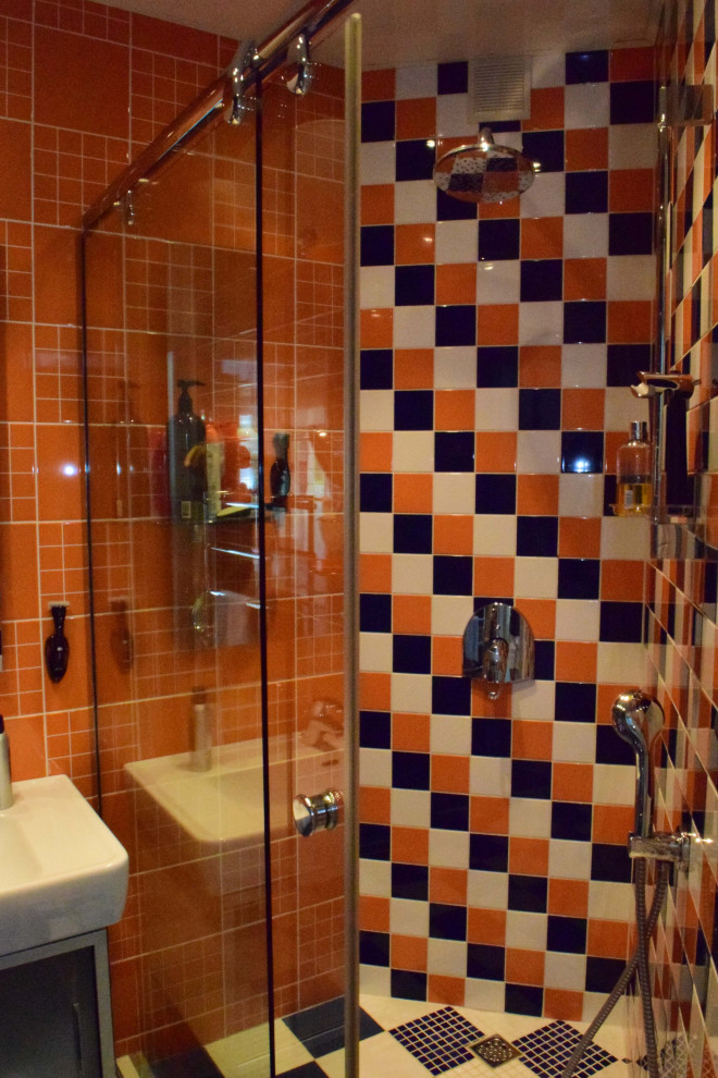 Источник вдохновения для домашнего уюта: большая, узкая и длинная ванная комната в классическом стиле с плоскими фасадами, черными фасадами, душевой комнатой, инсталляцией, оранжевой плиткой, керамической плиткой, оранжевыми стенами, полом из керамической плитки, душевой кабиной, раковиной с пьедесталом, столешницей из искусственного кварца, разноцветным полом, душем с раздвижными дверями, белой столешницей, тумбой под одну раковину, напольной тумбой, многоуровневым потолком и панелями на стенах