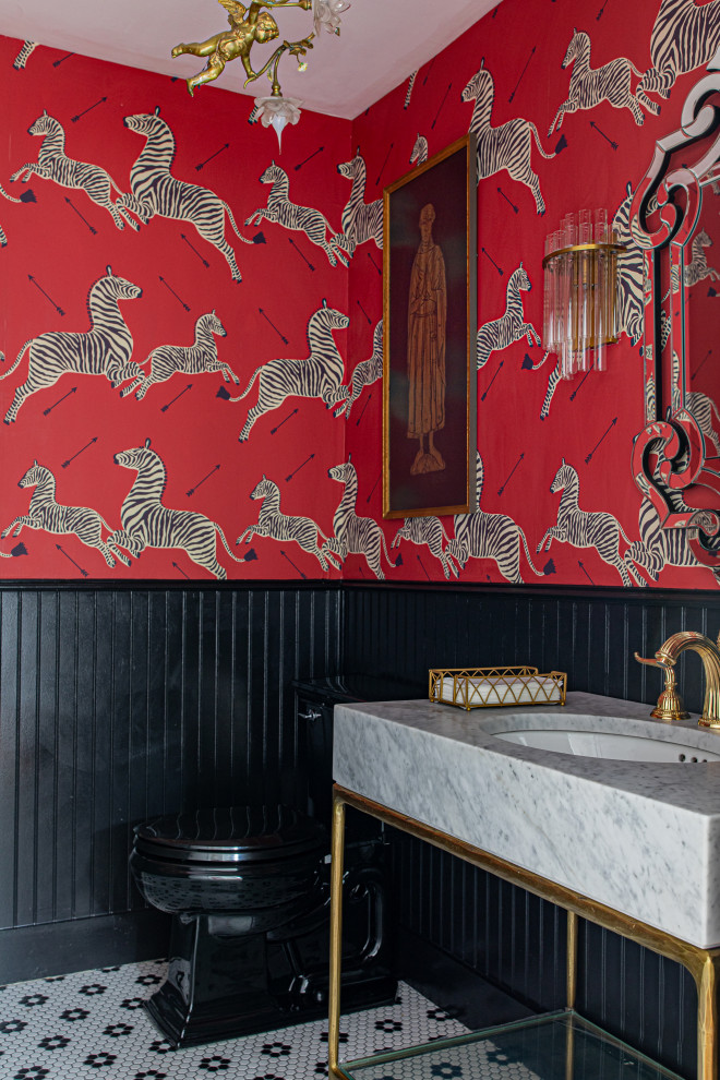 Inredning av ett litet vit vitt toalett, med vita skåp, en toalettstol med hel cisternkåpa, röd kakel, röda väggar, mosaikgolv, marmorbänkskiva och svart golv