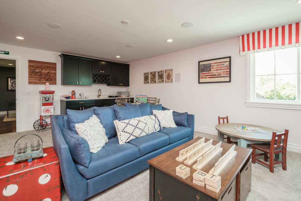 アトランタにある広いトランジショナルスタイルのおしゃれな独立型ファミリールーム (ゲームルーム、ホームバー、白い壁、カーペット敷き、暖炉なし、壁掛け型テレビ、ベージュの床) の写真