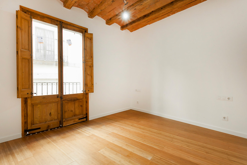 Modelo de dormitorio principal romántico pequeño con paredes blancas, suelo de baldosas de cerámica y suelo multicolor