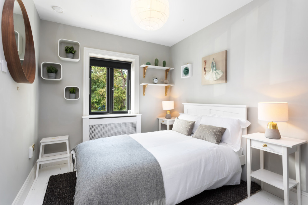 Ejemplo de dormitorio contemporáneo con paredes grises y suelo blanco