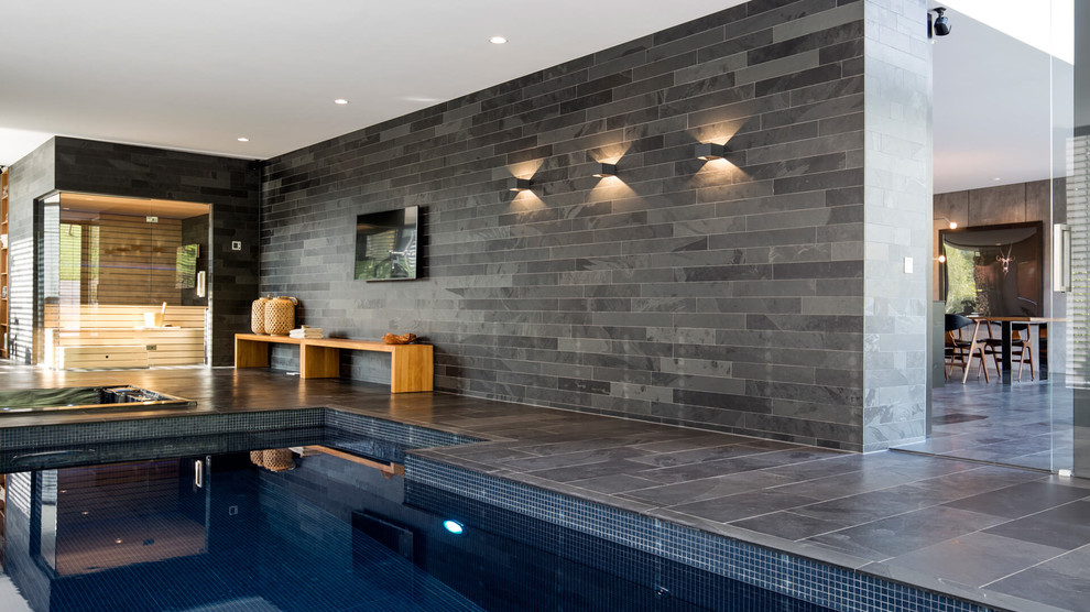 Großer, Gefliester Moderner Indoor-Pool in rechteckiger Form in Dortmund