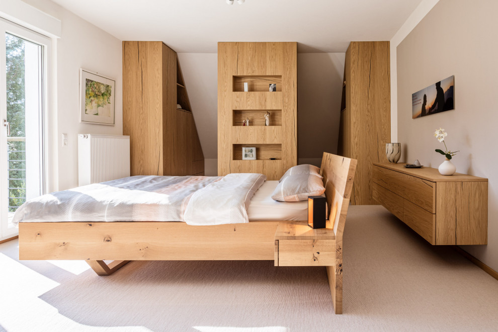 Mittelgroßes Modernes Schlafzimmer mit brauner Wandfarbe, Teppichboden, beigem Boden, Tapetendecke und Tapetenwänden in Stuttgart
