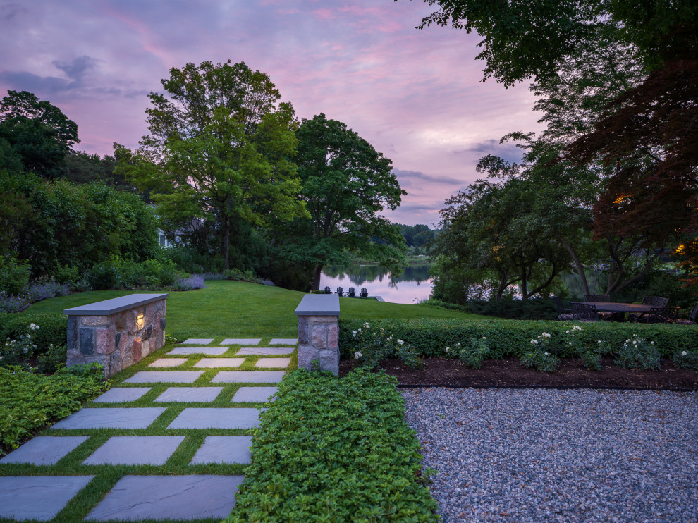 Imagen de jardín clásico renovado grande en patio trasero con adoquines de piedra natural