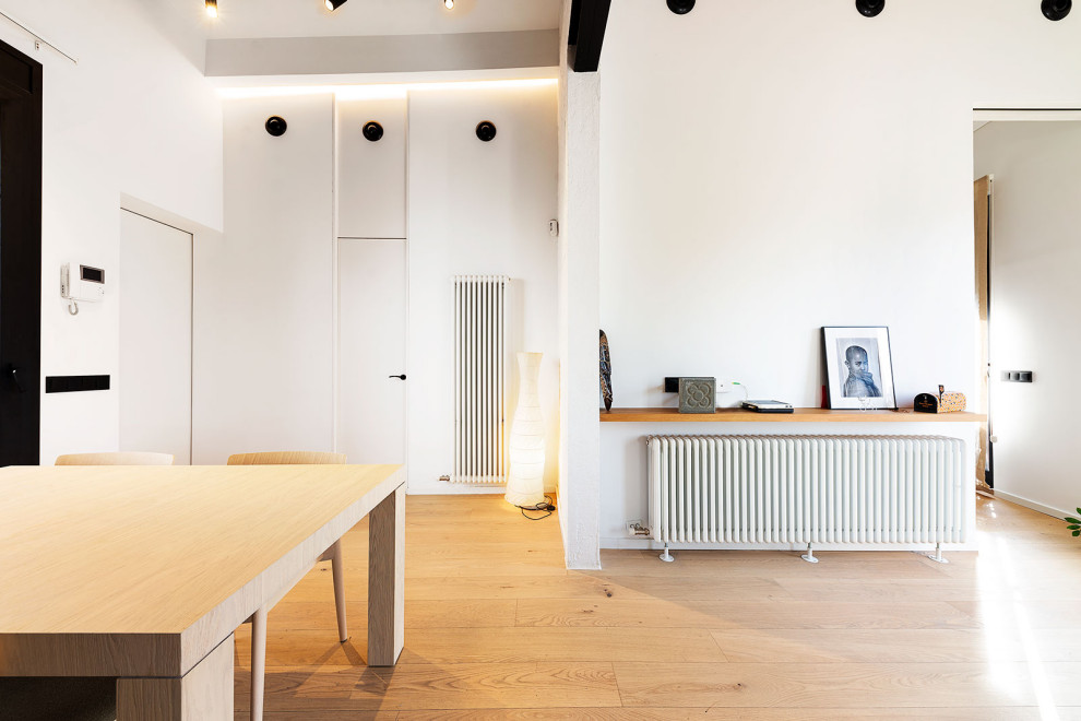 На фото: гостиная-столовая среднего размера в скандинавском стиле с белыми стенами, светлым паркетным полом и балками на потолке с