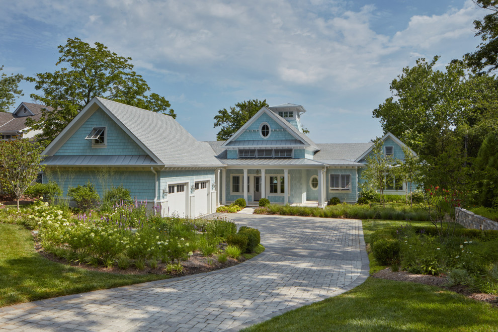 Cette photo montre une façade de maison bleue bord de mer en bardeaux avec un toit gris.