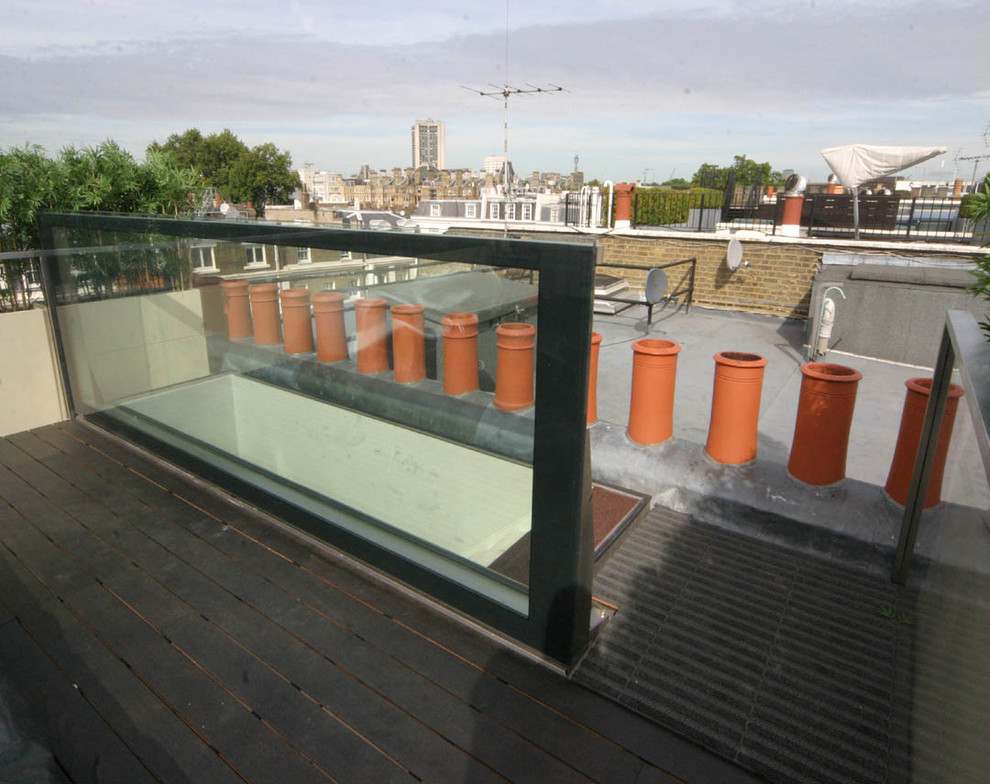 Photo of a mid-sized contemporary deck in London.