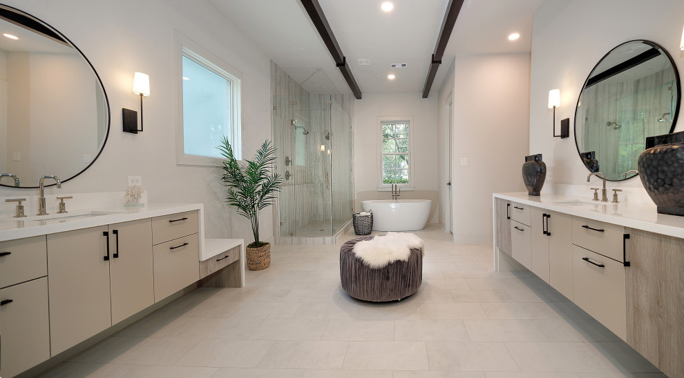 Пример оригинального дизайна: большая главная ванная комната в современном стиле с плоскими фасадами, бежевыми фасадами, отдельно стоящей ванной, угловым душем, белыми стенами, столешницей из кварцита, бежевым полом, душем с распашными дверями, белой столешницей, тумбой под две раковины, встроенной тумбой, балками на потолке, полом из керамической плитки и врезной раковиной