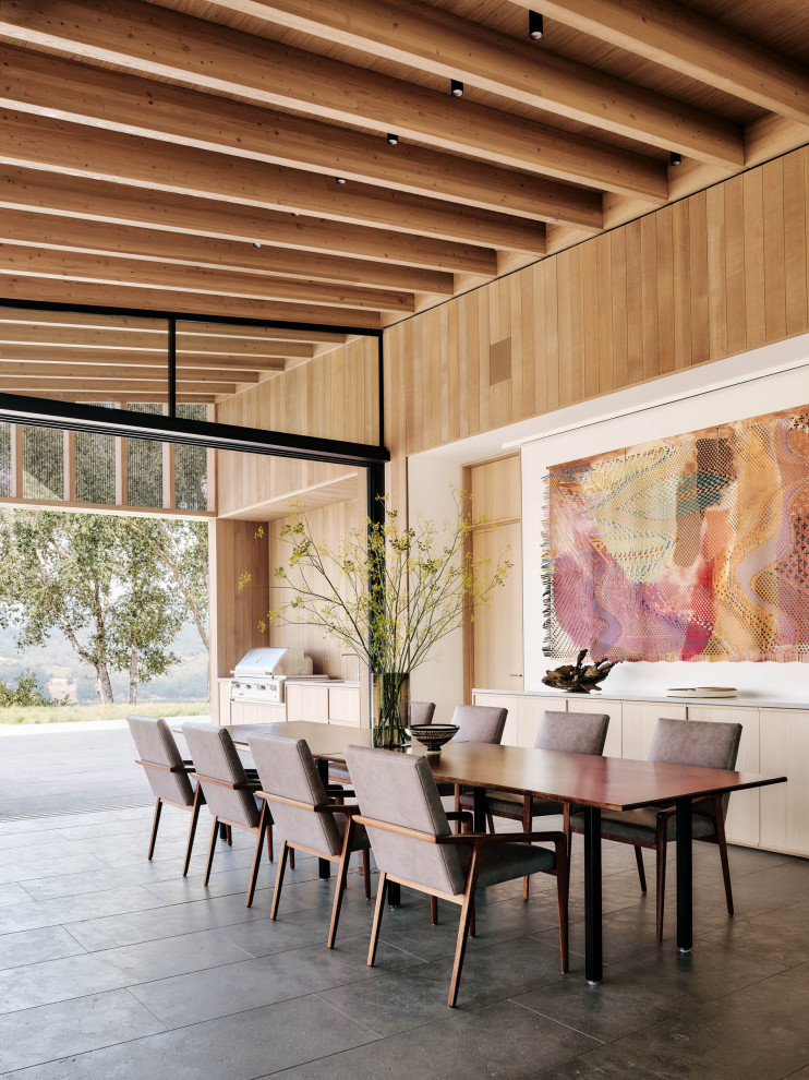Идея дизайна: огромная кухня-столовая в современном стиле с бежевыми стенами, серым полом, полом из известняка и деревянными стенами
