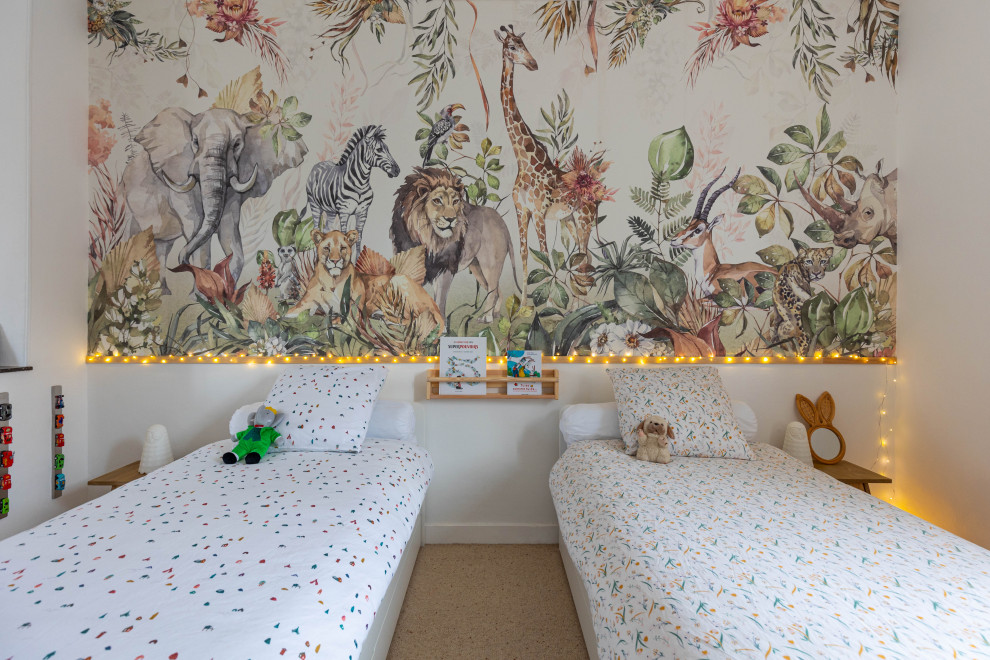 На фото: нейтральная детская среднего размера в стиле фьюжн с спальным местом, белыми стенами, ковровым покрытием, бежевым полом и обоями на стенах для ребенка от 4 до 10 лет