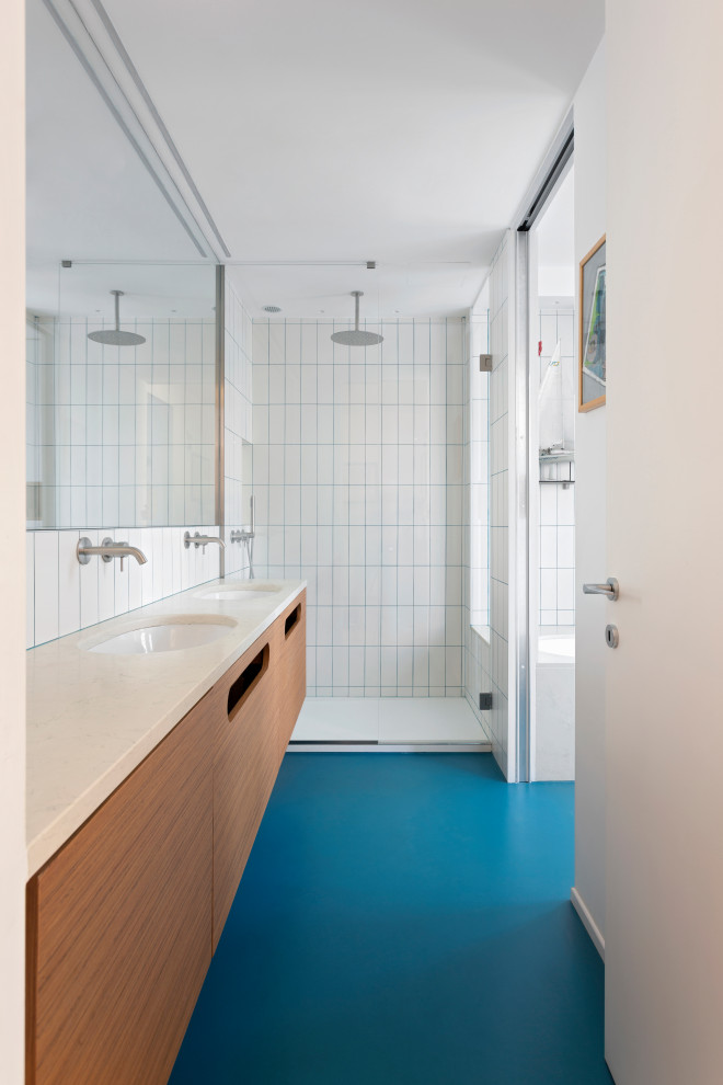 Ispirazione per una stanza da bagno design con ante lisce, ante in legno scuro, doccia alcova, piastrelle bianche, pareti bianche, lavabo sottopiano, pavimento blu, top beige, due lavabi e mobile bagno sospeso