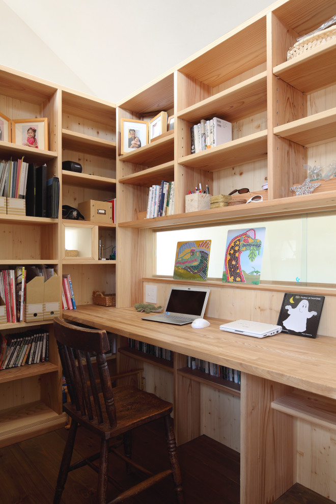 This is an example of a contemporary home office in Tokyo.