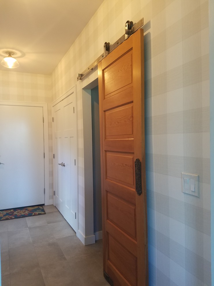Example of a transitional home design design in Detroit