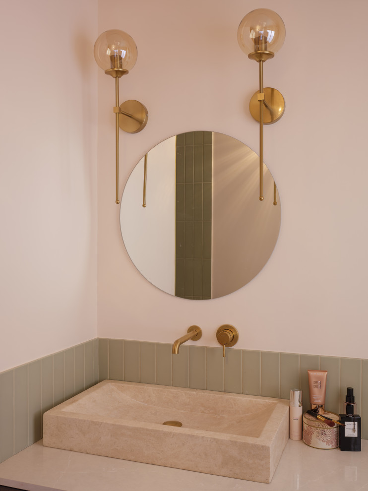 パリにあるお手頃価格の中くらいなモダンスタイルのおしゃれな浴室 (フラットパネル扉のキャビネット、中間色木目調キャビネット、バリアフリー、緑のタイル、セラミックタイル、ピンクの壁、トラバーチンの床、横長型シンク、珪岩の洗面台、ベージュの床、オープンシャワー、ベージュのカウンター、洗面台1つ、独立型洗面台) の写真