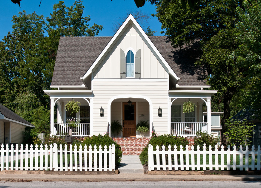 Photo of a mid-sized country two-storey exterior in Nashville.
